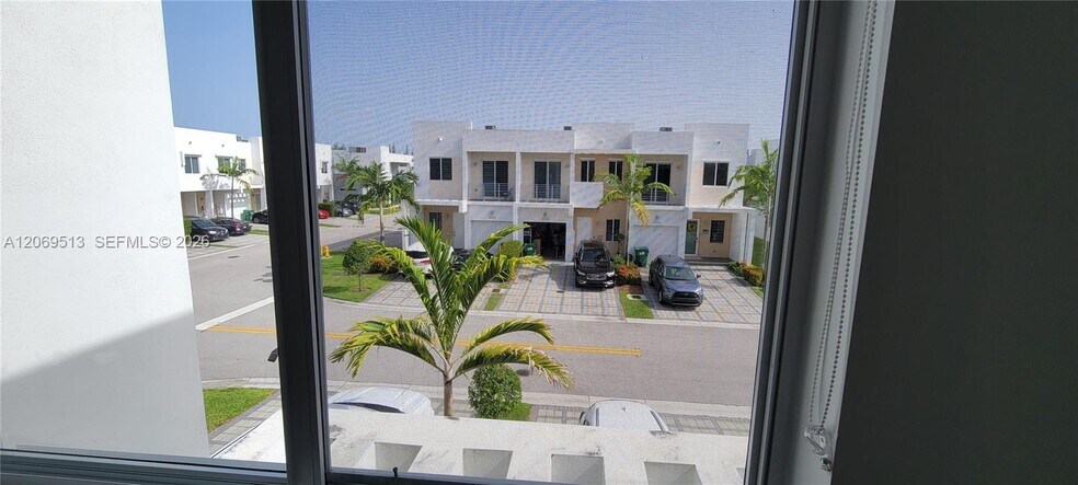 Building Photo - 10219 NW 72nd Ter