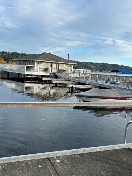 Building Photo - 17106 NE 45th St