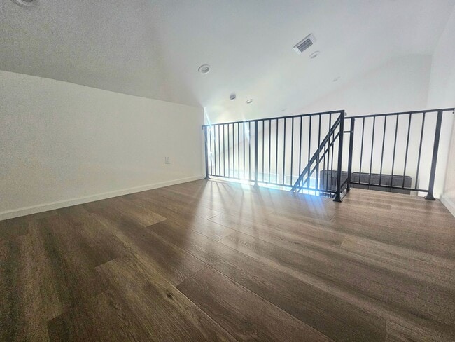 Building Photo - Algonquin Lane