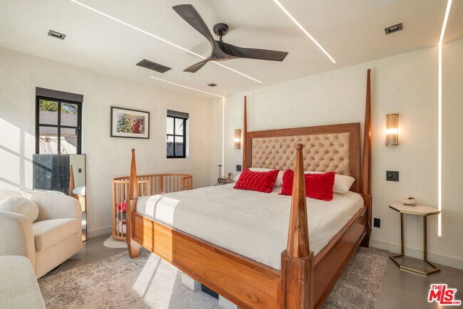 Building Photo - 1142 Poinsettia Dr