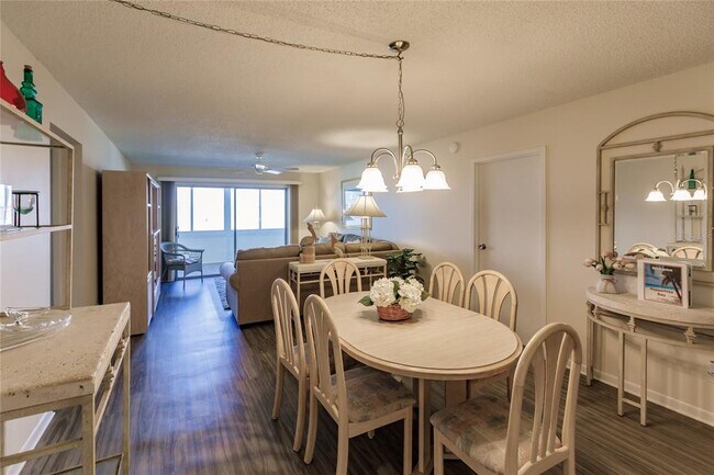 Building Photo - 1055 W Peppertree Dr