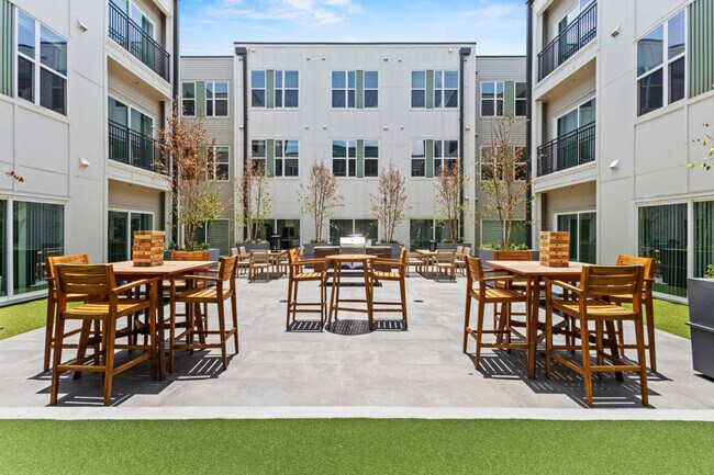 Building Photo - 596 W 9th St