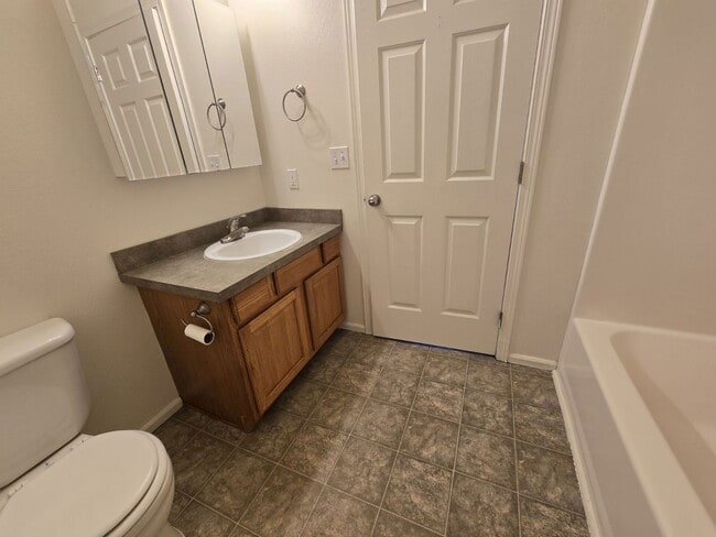 Building Photo - 1914 SE Douglas Ave