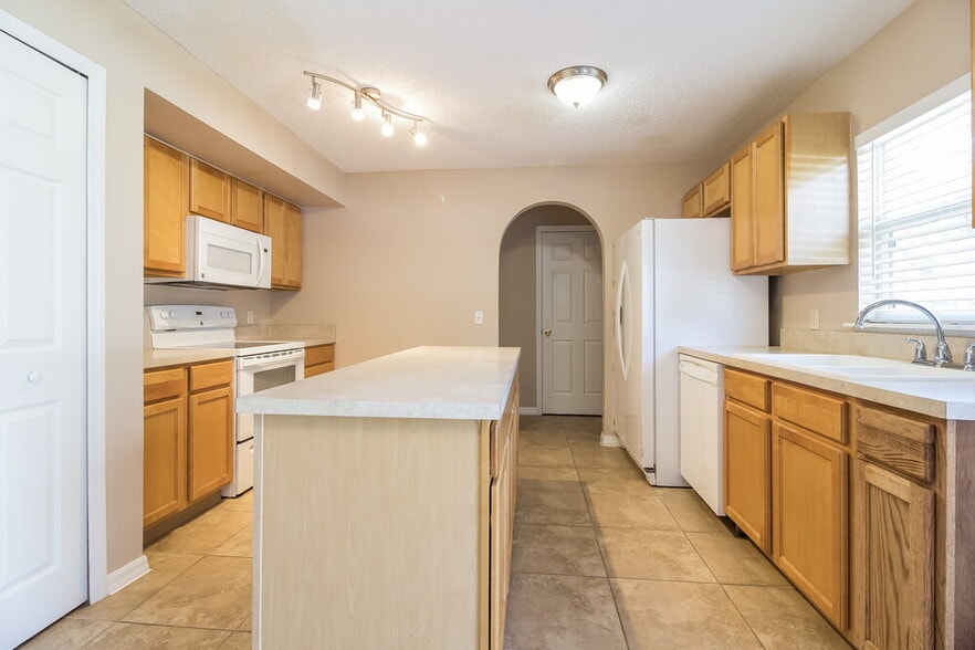 Building Photo - 1113 Benan Ct