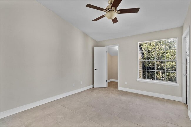 Building Photo - 1964 Lake Atriums Cir