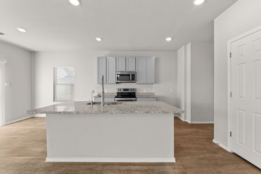 Building Photo - 3452 Redbud Grv