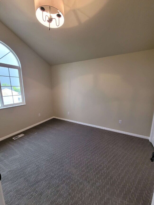 Building Photo - "Spacious 5-Bedroom home with 3.5 Baths and fenced yard!"