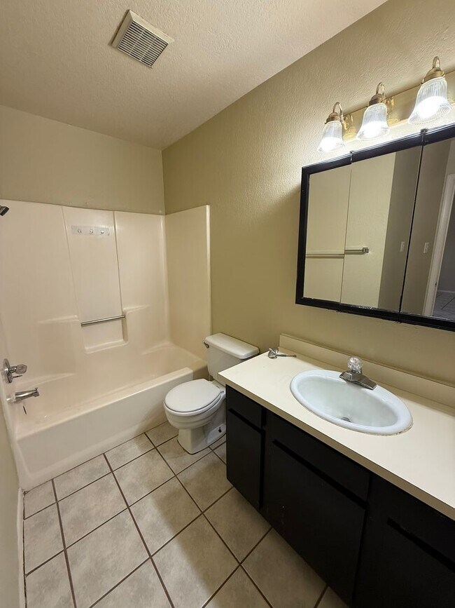 Building Photo - 2 Bedroom, 1 Bath Unit Available Now!