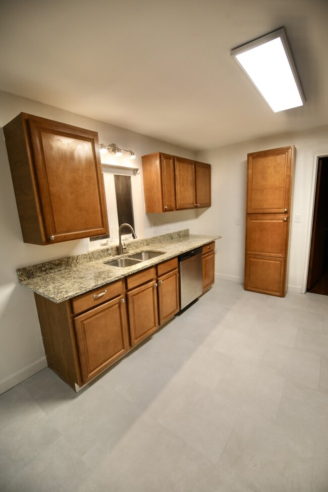 Building Photo - 3191 E Broad St