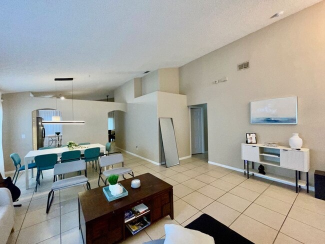 Building Photo - Modern 4-Bed, 2-Bath Solar-Powered Home Near UCF