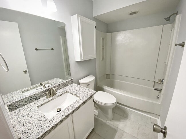 Building Photo - Beautifully Renovated 2 Bedroom 2 Bath in ...