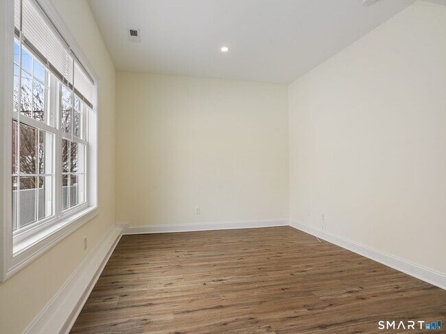 Building Photo - 6 Beacon Square