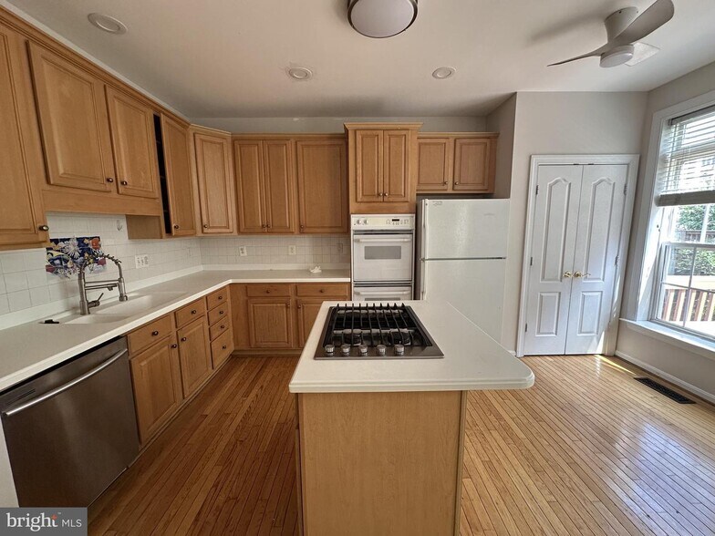 Building Photo - 8077 Sebon Dr