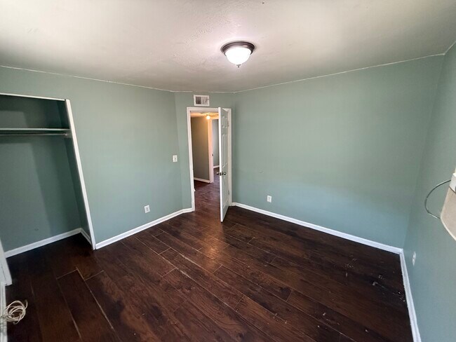 Building Photo - 2119 W 14th St