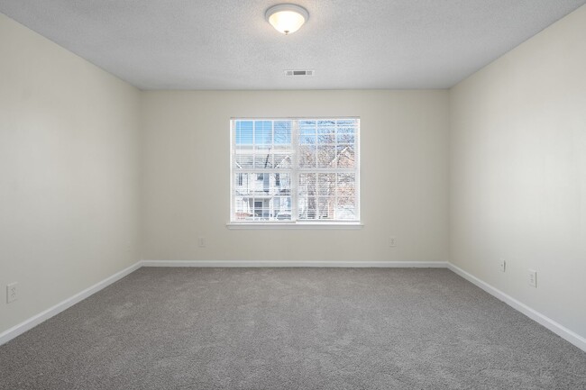 Building Photo - Beautiful Upgraded Townhome!