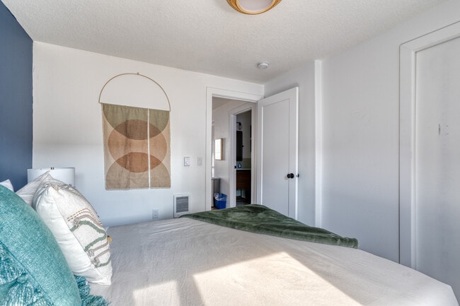 Building Photo - 5222 SE Holgate Blvd