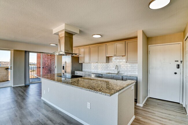 Building Photo - 2 Bed 2 Bath Condo in Historic Satellite Hotel