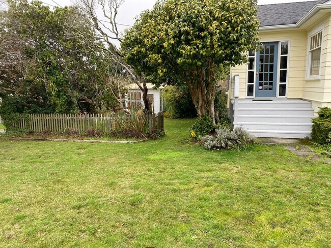 Building Photo - Spacious Craftsman Home