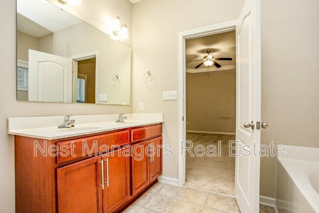 Building Photo - 450 Roanoke Dr