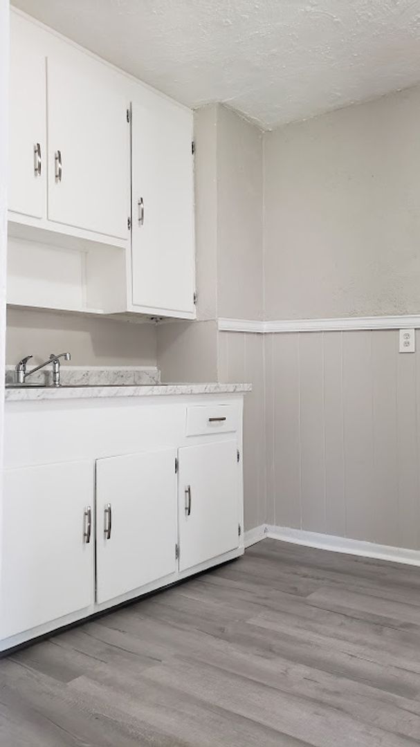 Building Photo - Super convenient to Langley AFB