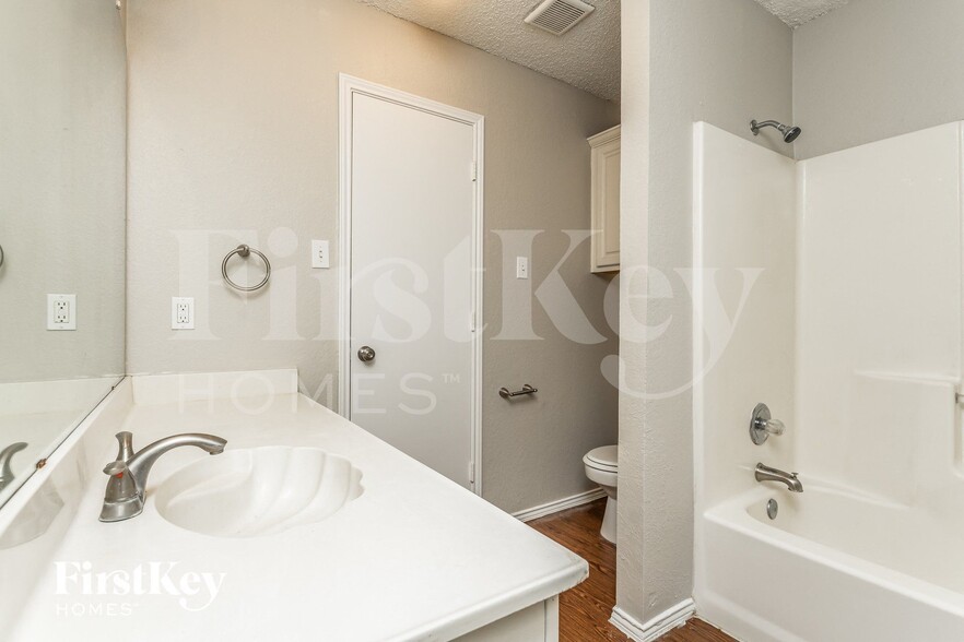 Building Photo - 606 Plainview Dr