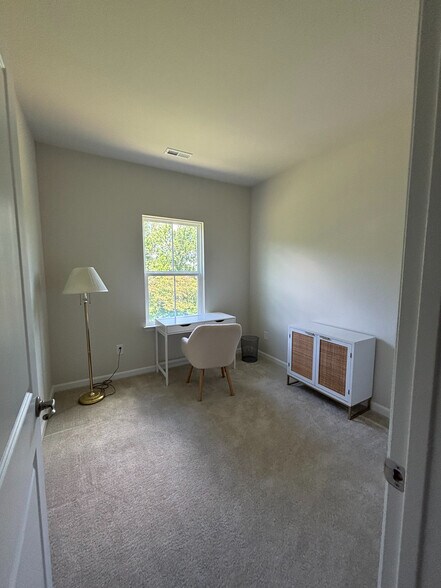 Building Photo - Room in Townhome on Beeler Ln