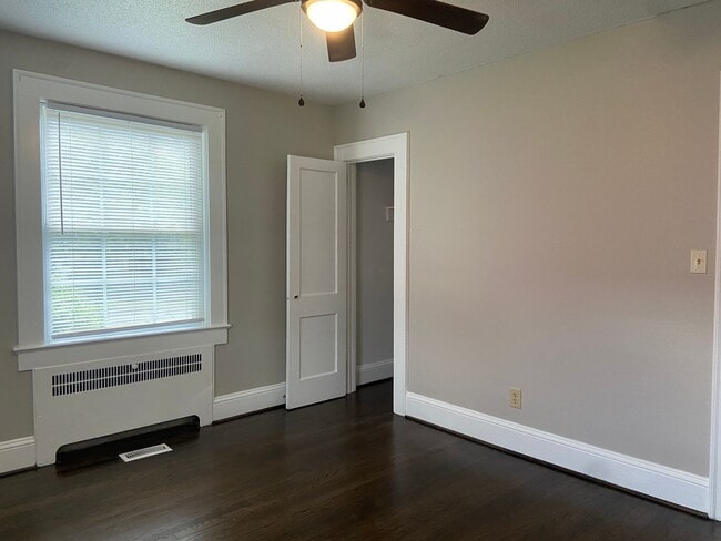 Building Photo - 2 Bedroom, 1 Bathroom House in Burlington!