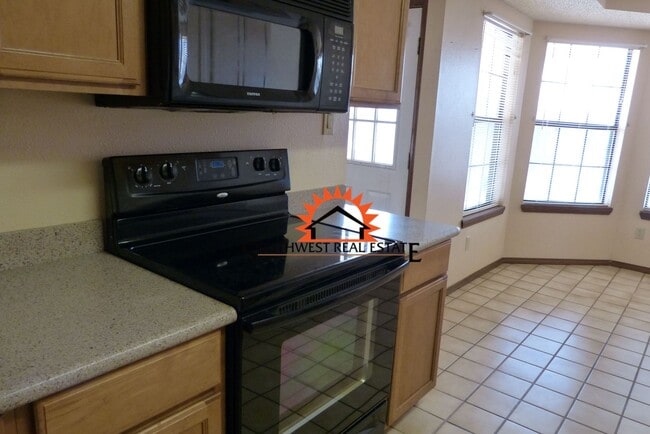 Building Photo - Lovely 3 bedroom 2 bathroom brick home wit...