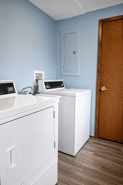 Laundry Room - 370 Villabrook Dr