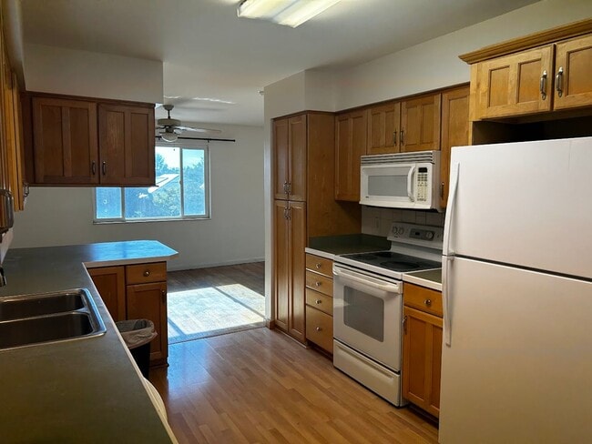 Building Photo - Newly Painted 2-Bedroom Apartment in SLC!