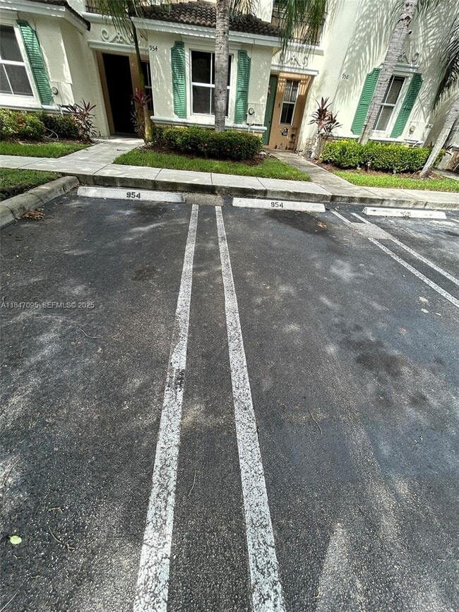 Building Photo - 954 NE 42nd Terrace