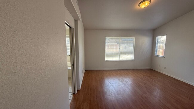 Building Photo - 3 Bedroom, 2.5 bath home in Desirable Fresno Neighborhood