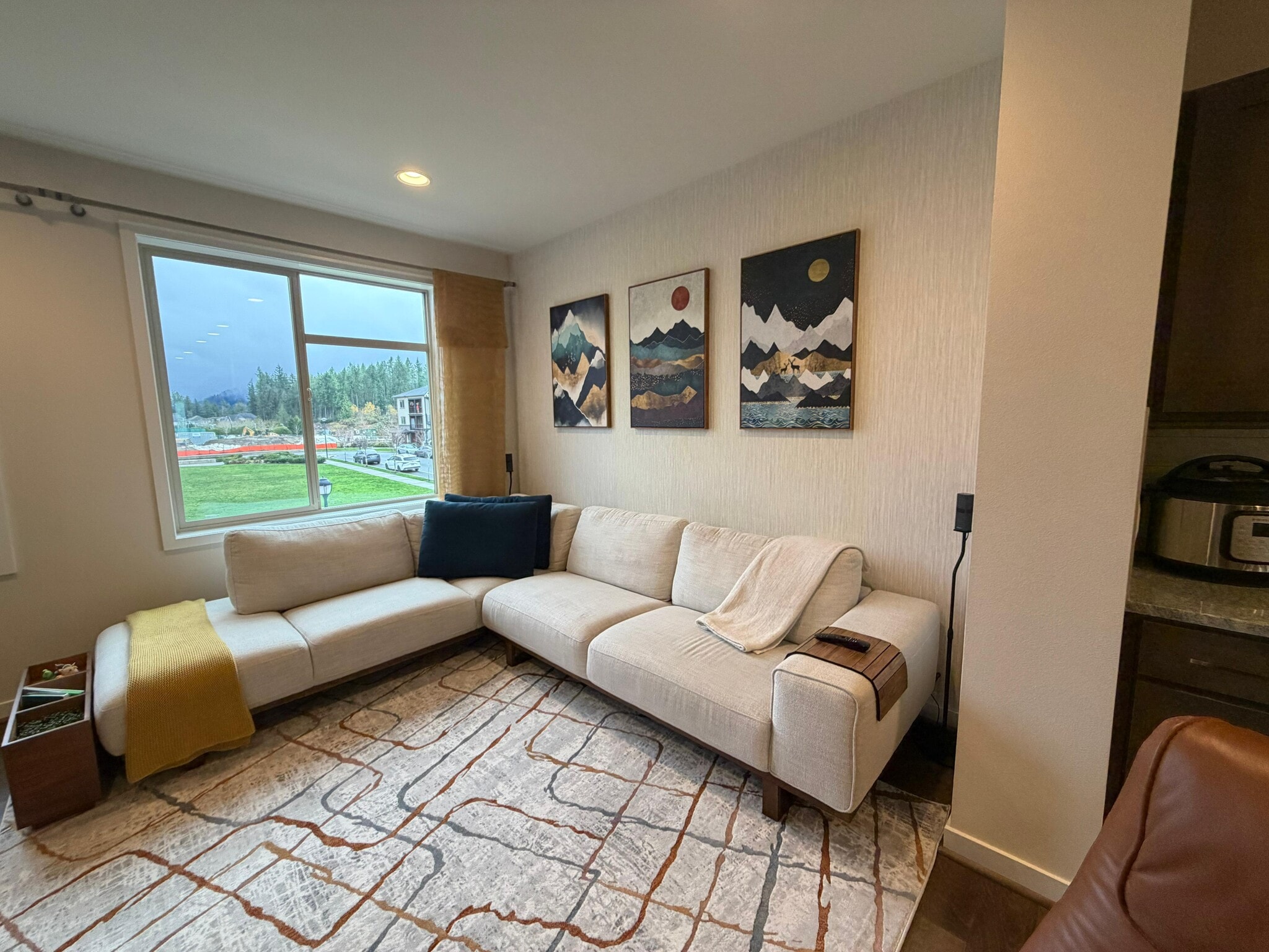 Building Photo - 540 NE Daisy Walk