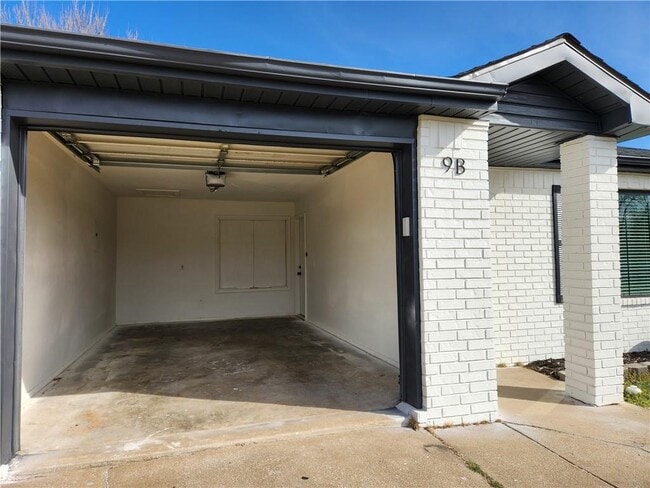 Building Photo - 9 Holly Dr