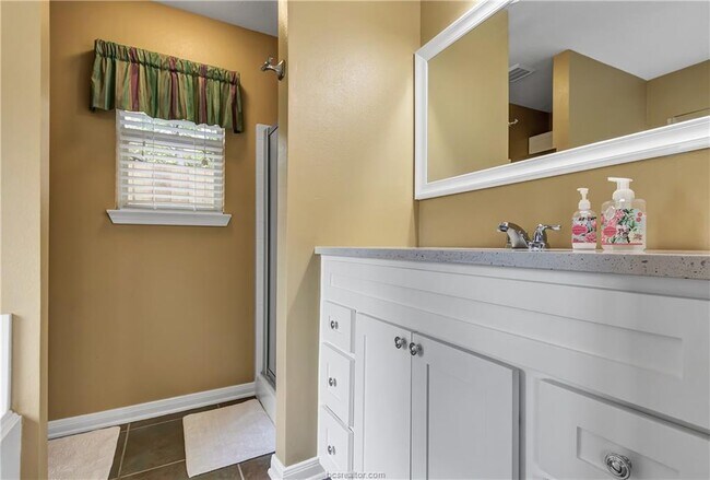 Building Photo - 1031 Fallbrook Loop