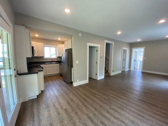Building Photo - 135 Houseman Ave NE