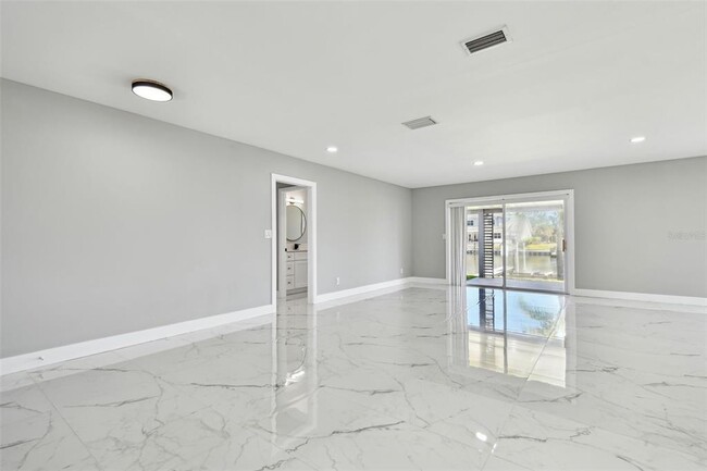 Building Photo - 3913 Fontainebleau Dr