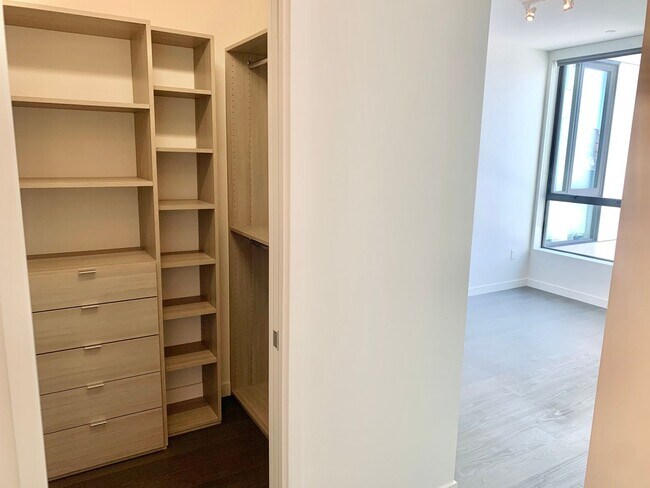 Building Photo - HIP 2BR/2BA Inner Mission Boutique Condo w...