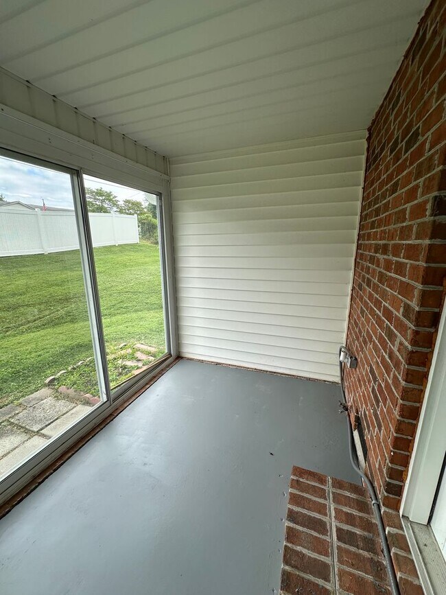 Building Photo - 2 Bedroom / 2 Bath Brick Condo - Bristol, TN