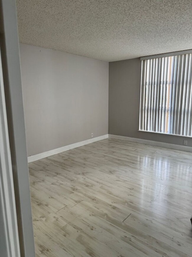 Building Photo - 2 BED/ 2BATH MYSTIC POINT 600 AVENTURA