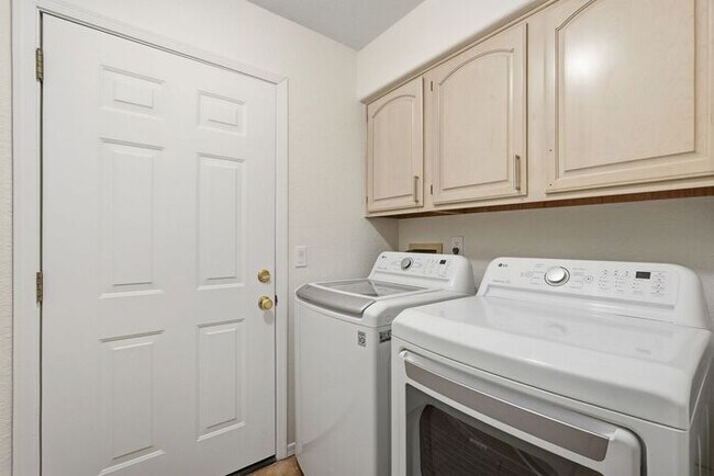 Building Photo - Bright & Peaceful Living in Oro Valley’s Gated Stoney Canyon