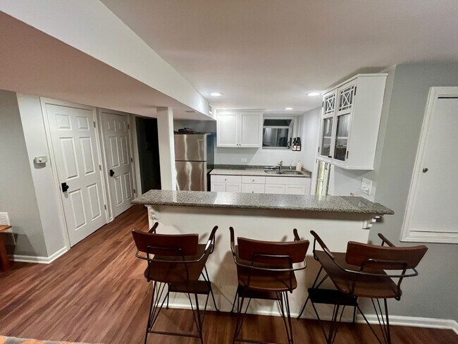 Building Photo - 3700 N Hermitage Ave