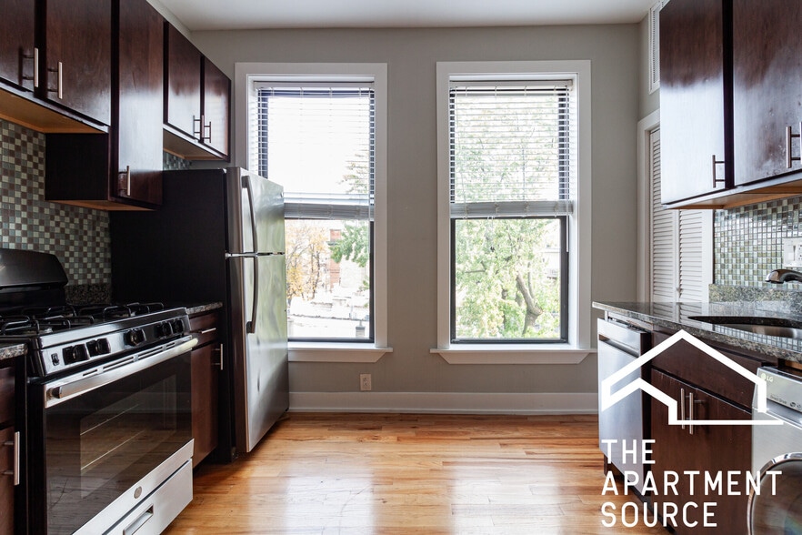 Building Photo - 634 W Oakdale Ave