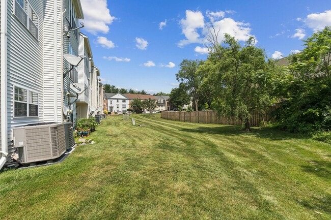 Building Photo - Set in the charming Hunters Square communi...