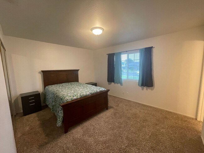 Building Photo - Ideal 4br/2ba single story with chefs kitchen