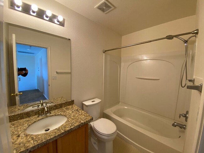Building Photo - North Valley - 3 Bed 2 Bath - Near Water P...