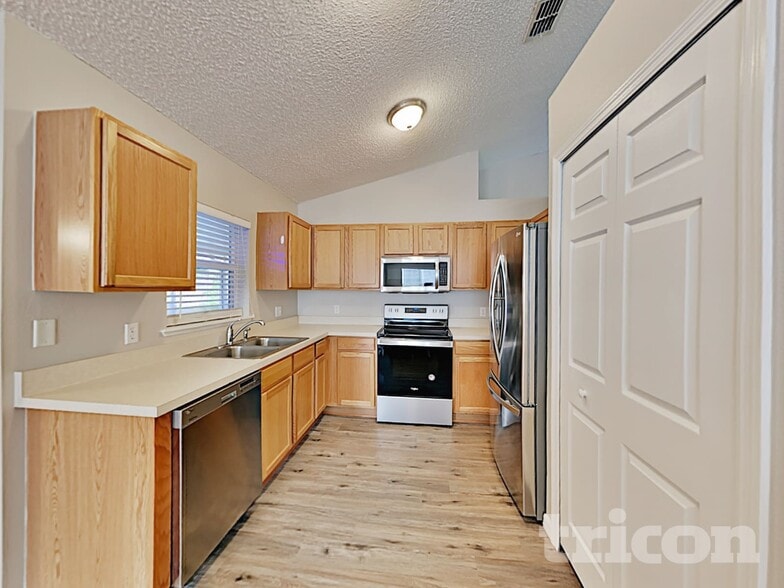 Building Photo - 13389 Dunbar St