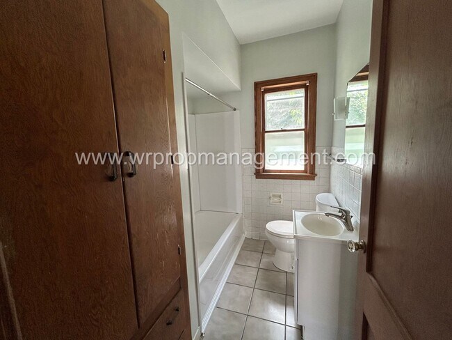 Building Photo - 4124 Vermaas Ave