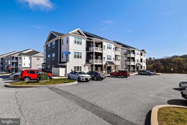 Building Photo - 1002 Admiral Ln