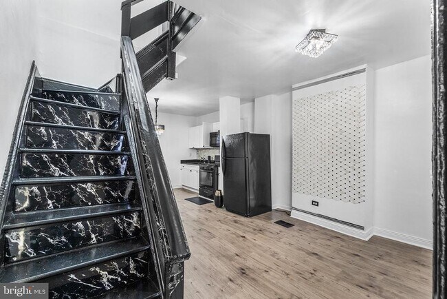 Building Photo - 811 W Schiller St